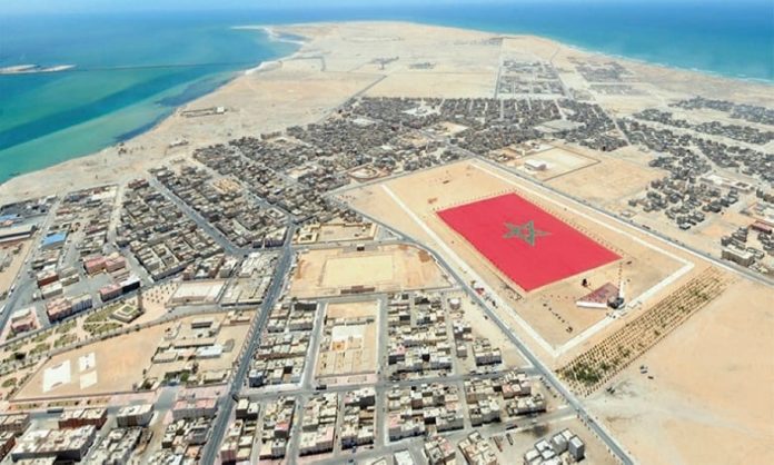 Dakhla est une ville située sur la côte atlantique du Sahara occidental, sur une étroite péninsule. Elle se trouve à environ 650 km au sud de Laâyoune et à 1 690 km au sud de Rabat.