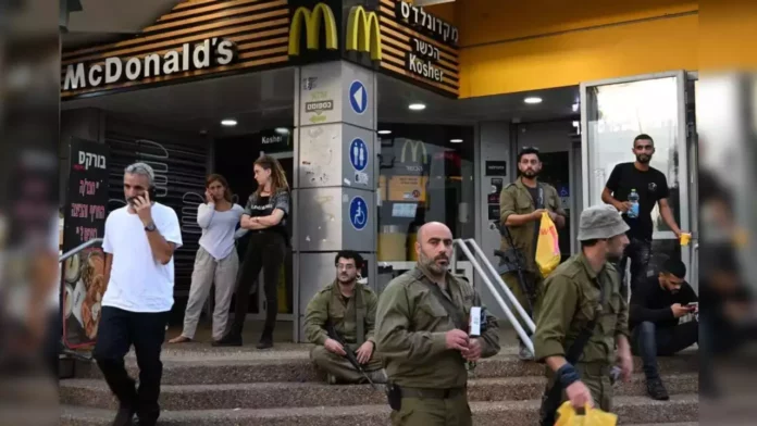 Boycott de McDonald's dans le monde, Illustration de McDonald's servant les soldats israeliens.